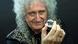 Gitarrist Brian May von der Band Queen mit 5-Pfund-Münze Gitarrist Brian May von der Band Queen mit 5-Pfund-Münze