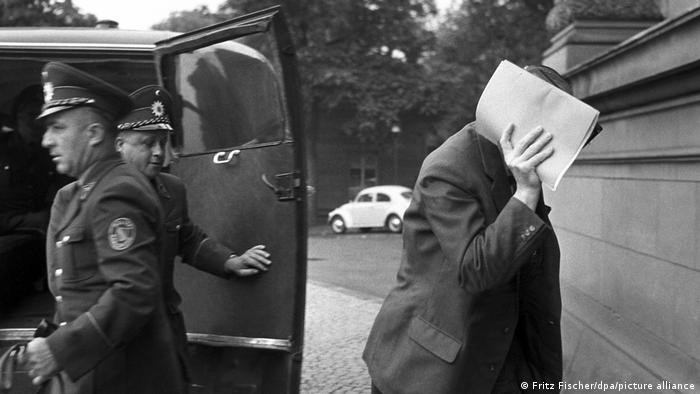 Bivši esesovac i dvostruki agent Hajnc Felfe stiže na suđenje 8.7.1963.