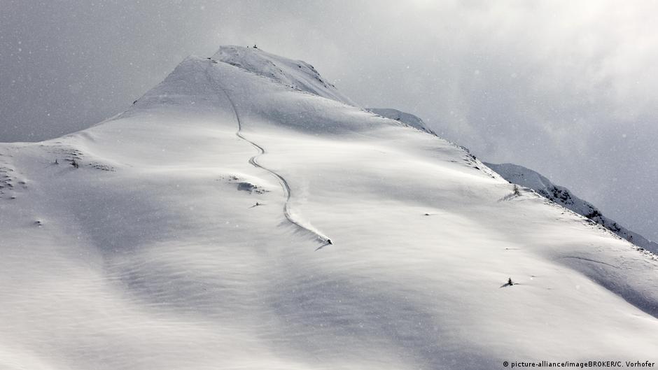 Austria: 2 German skiers die in Tyrol | News | DW - Vimarsana News