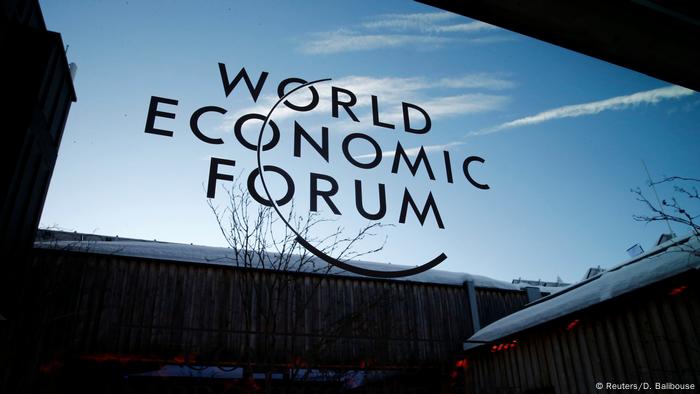  Ένα λογότυπο της ετήσιας συνάντησης του 50ου Παγκόσμιου Οικονομικού Φόρουμ (WEF) απεικονίζεται σε ένα παράθυρο στο Νταβός