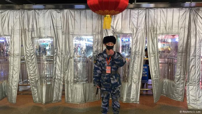 Tanto el personal de seguridad, como el de la Estación Oeste de Beijing, utilizan máscaras de respiración para protegerse de la infección. Las lonas de plástico sirven como protección contra el frío. 
