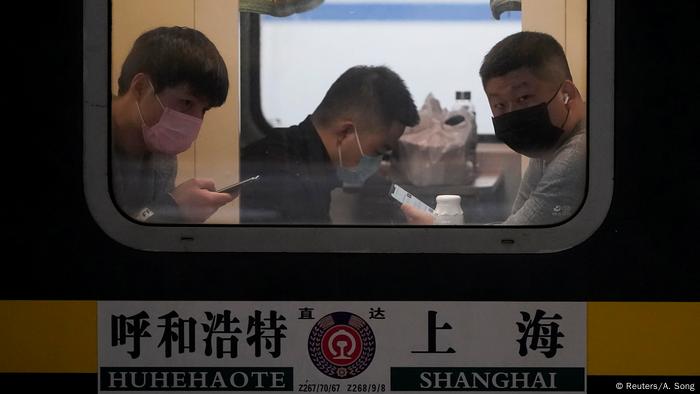 Las rutas exactas de infección del nuevo virus aún no están claras. Los expertos consideran que el riesgo de infección es menor que el de la gripe. Equipados con máscaras de respiración, estos pasajeros del tren en Shanghái parecen relativamente relajados. Ellos realizan un viaje en tren de 27 horas. El destino: Hohhot en Mongolia.