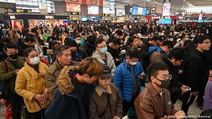 Reisende warten an der Hongqiao Railway Station in Shanghai 