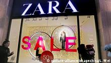 --FILE--Pedestrians walk past a store of fashion retailer Zara in Beijing, China, 17 March 2018. Fashion brand Zara has joined a string of outlets closing down stores on renowned Beijing pedestrian area Qianmen Street as the shopping hub looks to focus on local restaurants and cultural stores. Industria de Diseno Textil SA (Inditex) began closing its Zara store on the street on April 18, a source from the area's property management company, Insite China Retail Investment Holdings Group, told Beijing Business Today. The firm's lease was up for renewal and it decided not to continue it, he added, saying the premises are undergoing renovation. *** Local Caption *** Foto: Luo Wei/Imaginechina/dpa |