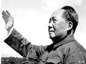 1966年8月18日，毛泽东在天安门上“检阅无产阶级文化革命大军“