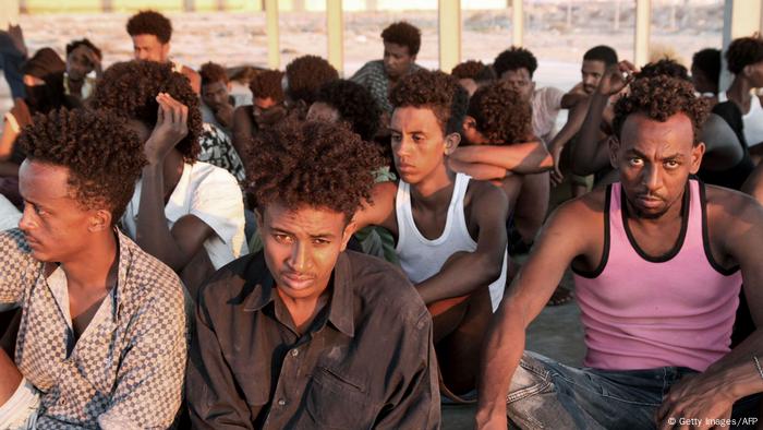 Aus dem Mittelmeer gerettete Flüchtlinge harren an der Küste der libyschen Stadt al-Chums ihres weiteren Schicksals (Archivbild) Aus dem Mittelmeer gerettete Flüchtlinge harren an der Küste der libyschen Stadt al-Chums ihres weiteren Schicksals (Archivbild)