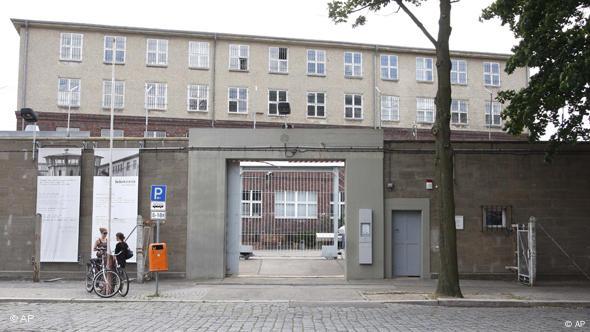 Zwei Frauen stehen vor dem Eingang der Stasi-Gedenkstätte Berlin-Hohenschönhausen in Berlin (Foto: AP)