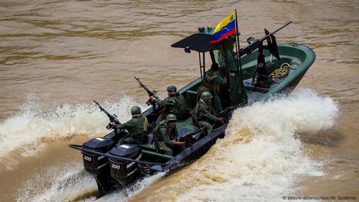 Patrulla fluvial de la Guardia Venezolana en el río Arauca