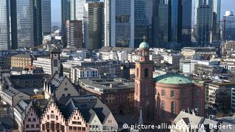 Blick auf die Skyline von Frankfurt am Main mit der Paulskirche im Vordergrund.