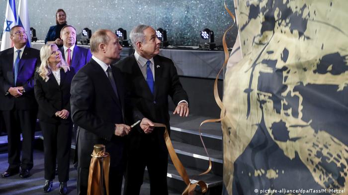 Presiden Rusia, Vladimir Putin (ki.) dan bekas PM Israel, Benjamin Netanyahu, di Yerusalem, Januari 2020.