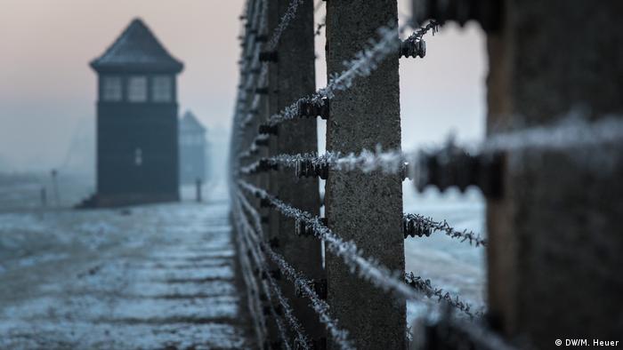 Музей на месте концлагеря Освенцим: колючая проволока и сторожевая вышка