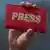 Foto simbólica de un carné que dice "press" (prensa)