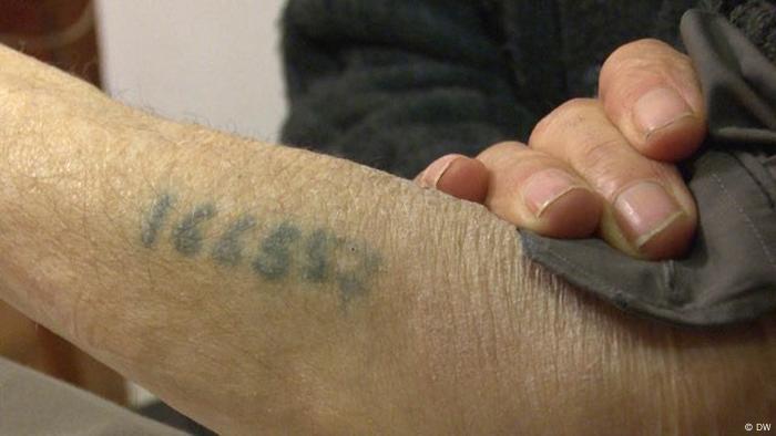 Der ukrainische Auschwitz-Überlebende Onufrij Dudo zeigt im Januar 2020 die eingestochene Häftlingsnummer Der ukrainische Auschwitz-Überlebende Onufrij Dudo zeigt im Januar 2020 die eingestochene Häftlingsnummer