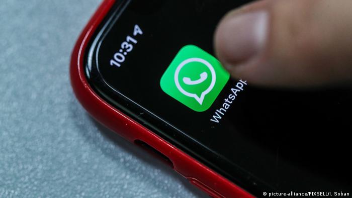 thumb hovers over phoe and WhatsApp symbol (picture-alliance/PIXSELL/I. Soban)