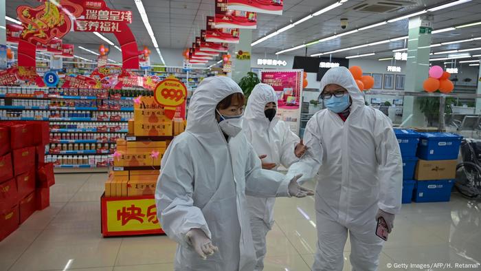 En muchos supermercados de Wuhan se toman precauciones especiales de higiene para prevenir el contagio.