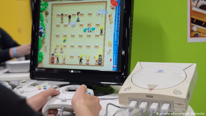 Gamer spielt an der Spielkonsole Sega DreamCast (picture-allince/dpa/A. Warnecke)