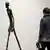 Eine Frau betrachtet die Skulptur 'Schreitender Mann' von Giacometti (Foto: dpa)