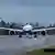 Boeing 777X на взлетно-посадочной полосе в Эверетте