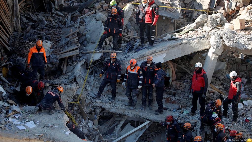 Turkey Earthquake Scores Rescued From Collapsed Buildings Many Still Trapped News Dw 26 01 2020