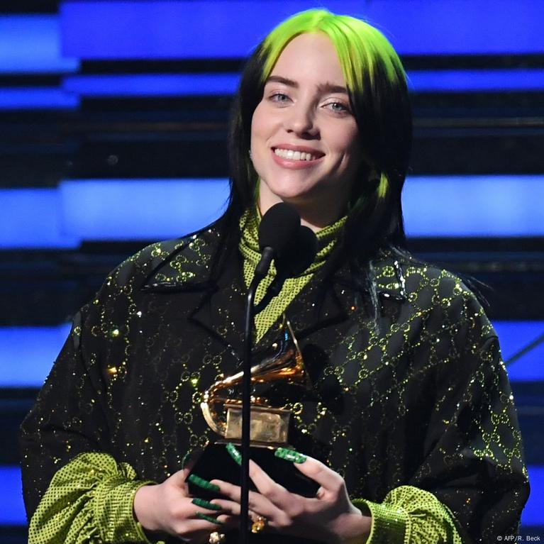 Billie Eilish kicks off global tour – DW – 02/03/2022