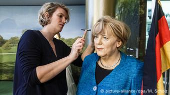 Είναι η σωσίας της Μέρκελ να περιποιείται την κώμη της. Κάπως έτσι γίνεται και στην πραγματική Μέρκελ