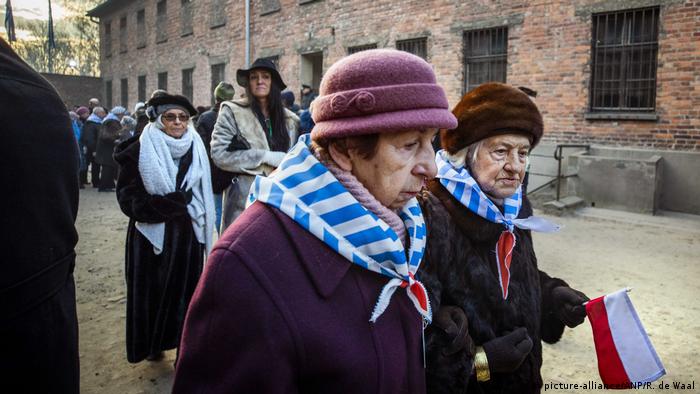 Supraviețuitori de la Auschwitz, cu membri ai familiilor lor