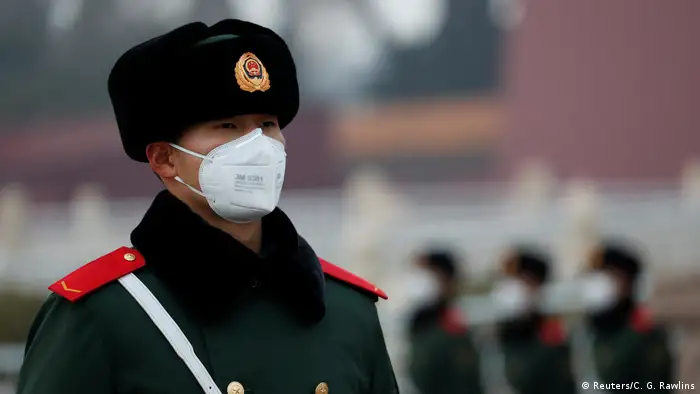 China Coronavirus Offizier mit Atemmaske in Beijing