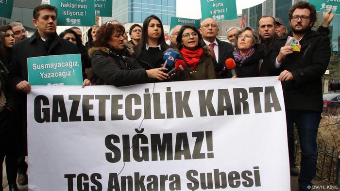 Ankara'da gazetecilerin düzenlediği bir protesto gösterisi