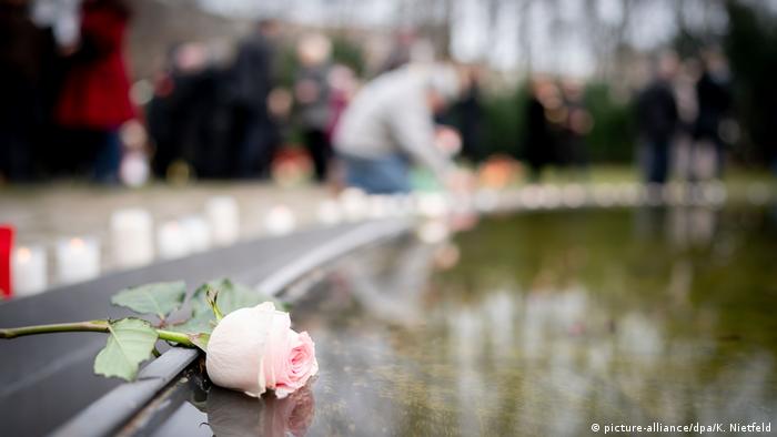 Berlin, a rose is placed at the Holocaust Memorial for the Sinti and Roma murdered by the Nazis (picture-alliance/dpa/K. Nietfeld)