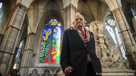  David Hockney in front of The Queen's Window, a new stained glass window at Westminster Abbey (picture-alliance/dpa/V. Jones)