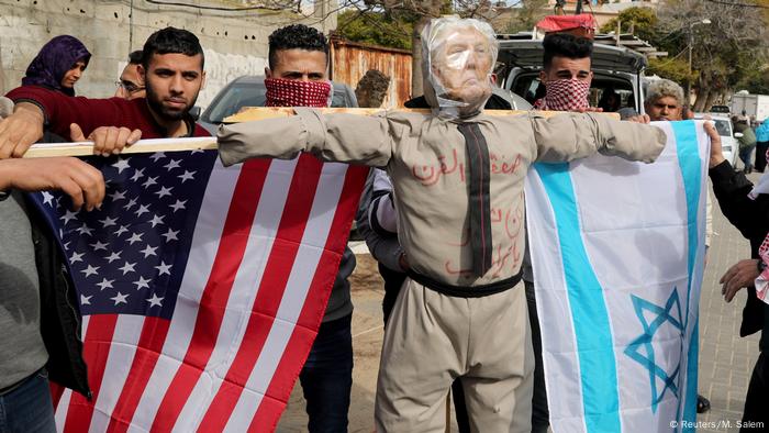 Manifestantes palestinos se aprestan a quemar una figura de Trump. (Reuters/M. Salem)