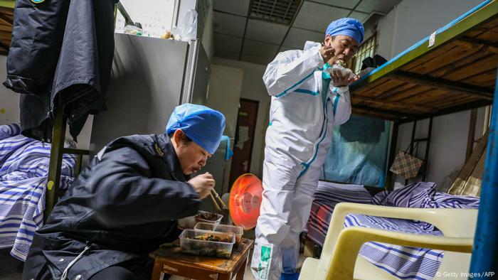 Trabajadores del hospital de Wuhan se toman una pausa para comer. No tienen mucho tiempo para descansar por estos días.