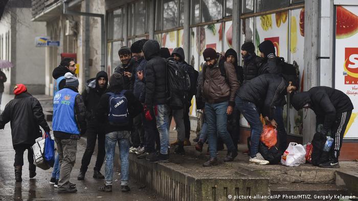 Migranci przed supermarketem w Horgos (Serbia), w pobliżu granicy z Węgrami
