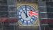 Britische Flagge vor der Big-Ben-Uhr, die auf 11 Uhr steht Britische Flagge vor der Big-Ben-Uhr, die auf 11 Uhr steht