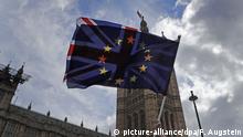 ARCHIV - 04.04.2019, Großbritannien, London: Die EU-Flagge bedeckt teilweise die Flagge von Großbritannien vor dem britischen Parlament. Großbritannien will am Freitag (31.01.2020) als erstes Land die Europäische Union verlassen. Foto: Frank Augstein/AP/dpa +++ dpa-Bildfunk +++ |