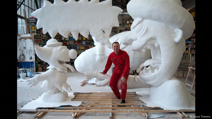 Jacque Tilly in seiner Werkstatt, umgeben von Figuren, die noch nicht bemalt sind. Schloss Oberhausen Ludwiggalerie Ausstellung Jacques Tilly (Laura Thorenz)