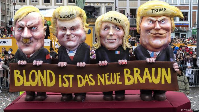 Vier Figuren mit blonden Haaren stehen in einer Reihe. Es sind Trump, Le Pen, Wilders und Adolf Hitler.Schloss Oberhausen Ludwiggalerie Ausstellung Jacques Tilly (Hojabr Riahi)