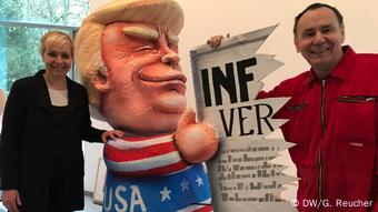 Direktorin Christine Vogt und Jacques Tilly im Portrait, mit einer Trump-Figur in ihrer Mitte. Schloss Oberhausen Ludwiggalerie Ausstellung Jacques Tilly
