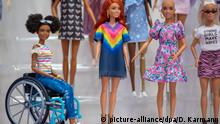 28.01.2020, Bayern, Nürnberg: Barbie-Puppen der Linie Fashionistas des US-amerikanischen Spielzeughersteller Mattel sind am Stand des Unternehmens auf der Spielwarenmesse ausgestellt. Mattel will bis 2030 auf nachhaltige Materialien umstellen. Dann sollen die Spielzeuge und Verpackungen nur noch aus recycelten, wiederverwertbaren oder biobasierten Kunststoffen bestehen. Die Linie wird u.a. um eine Puppe ohne Haare erweitert. Foto: Daniel Karmann/dpa - ACHTUNG: Nur zur redaktionellen Verwendung im Zusammenhang mit der aktuellen Berichterstattung über die Spielwarenmesse 2020. | Verwendung weltweit