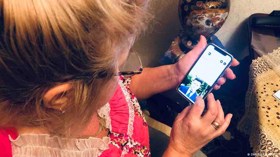 Ukraine Rentnerin mit Smartphone