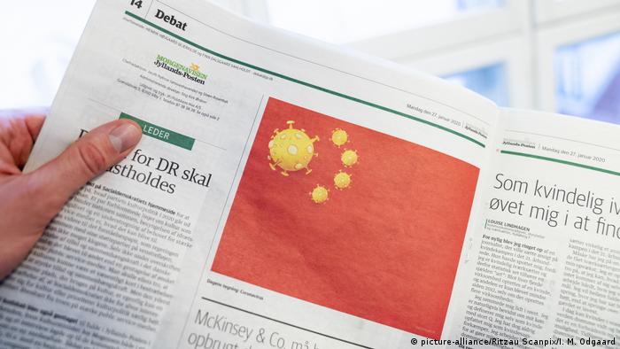Karikatur von Coronavirus auf der chinesischen Flagge (picture-alliance/Ritzau Scanpix/I. M. Odgaard)