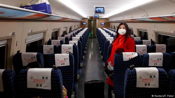 Девушка с маской в китайском скоростном поезде 