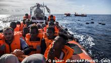 Rescatan a 93 migrantes frente a las costas de Libia