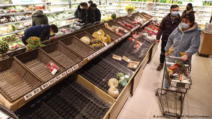 China Wuhan Leere Supermarkt Regale nach Coronavirusausbruch (picture-alliance/AP Photo/Chinatopix)