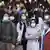 Japan Osaka Menschen mit Masken wegen Coronavirus
