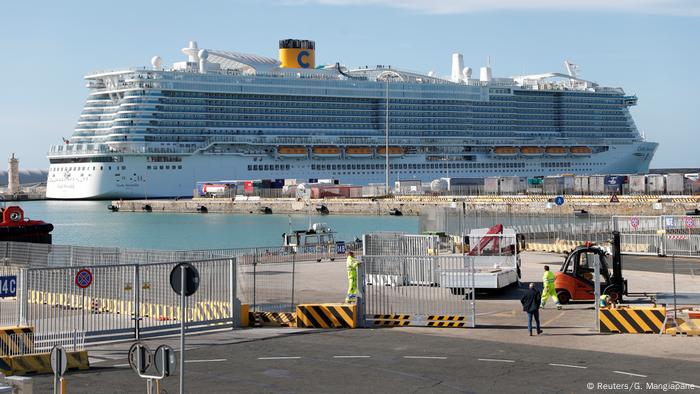 Crucero Costa Smeralda en el puerto de Civitavecchia (Reuters/G. Mangiapane)