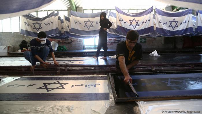 Iran Fabrik stellt Flaggen zum Verbrennen her