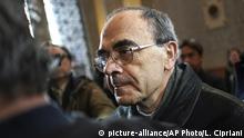 French Cardinal Philippe Barbarin, center, arrives at the Lyon courtroom for his appeal trial Thursday, Nov.28, 2019 in Lyon, central France. The French cardinal's career is on the line as an appeals court decides whether to uphold his conviction for covering up sexual abuse of children. (AP Photo/Laurent Cipriani) |