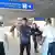 Tansania | Julius Nyerere International Airport - Passagiere werden auf Corona Virus überprüft
