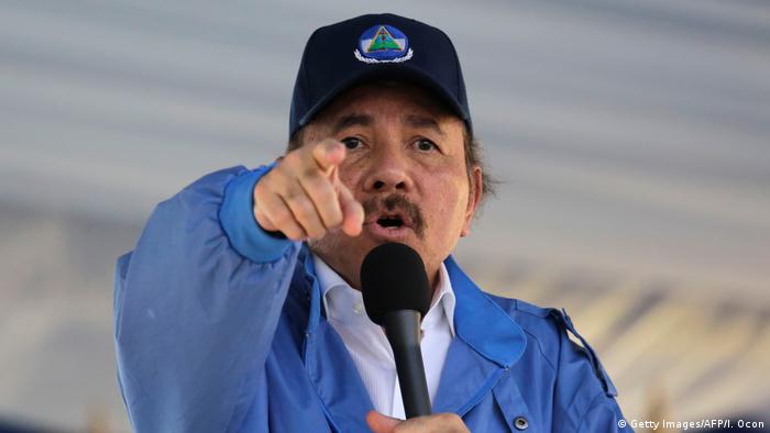 Nicaraguaa Präsident Daniel Ortega mit Mikrofon in Befehlsgeste